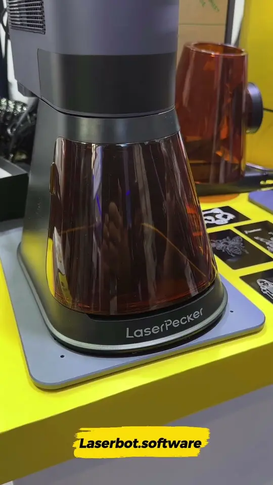 Лазерная гравировка Laserbot на стенде компании LaserPecker, Кантонская выставка