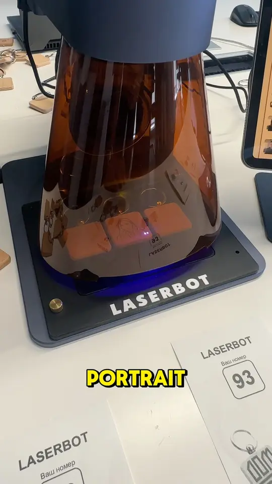 250 корпоративных брелоков с лазерной гравировкой Laserbot на мероприятии